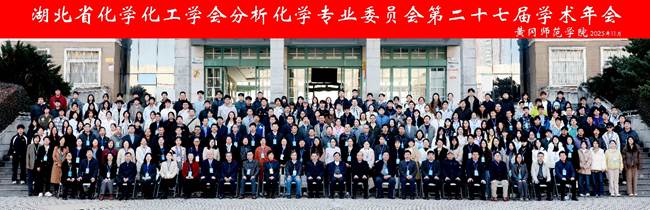 建筑前的人群AI 生成的内容可能不正确。